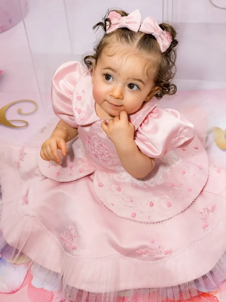 Detalhe do vestido rosa com bordados e pérolas